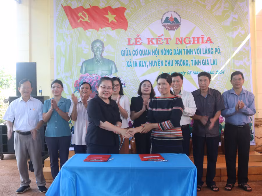 Đại diện lãnh đạo Hội Nông dân tỉnh ký giao ước kết nghĩa với đại diện làng Pó. Ảnh: P.D