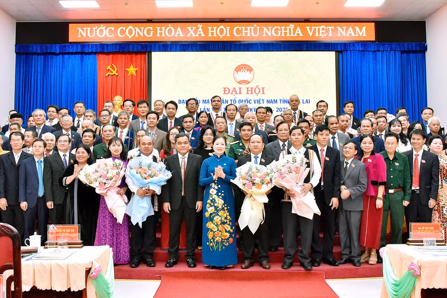 Lãnh đạo Ủy ban Trung ương MTTQ Việt Nam và lãnh đạo tỉnh tặng hoa chúc mừng các vị tham gia Ủy ban MTTQ Việt Nam tỉnh nhiệm kỳ 2024-2029 tại đại hội. Ảnh: Đ.T