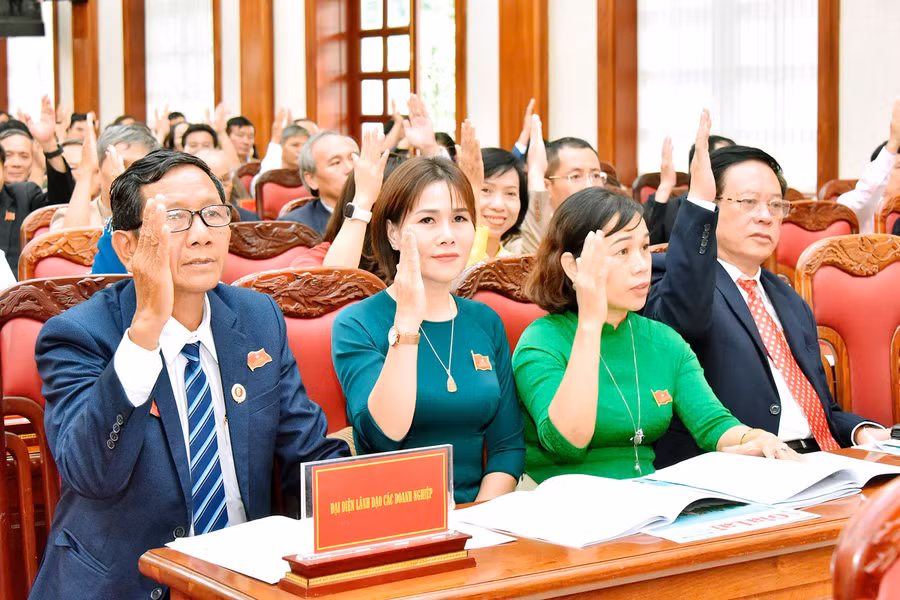 Các đại biểu biểu quyết thông qua nghị quyết Đại hội đại biểu MTTQ Việt Nam tỉnh nhiệm kỳ 2024-2029. Ảnh: Đ.T