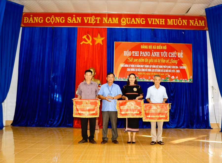 Ban tổ chức hội thi trao giải cho các đội đạt giải khuyến khích. Ảnh: ĐVCC