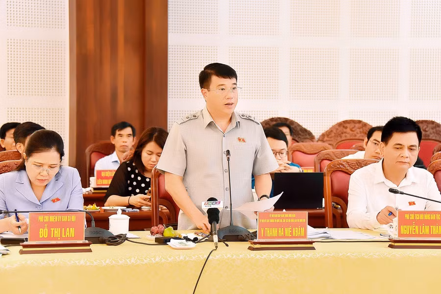 Đồng chí Y Thanh Hà Niê Kđăm- Ủy viên Ban Chấp hành Trung ương Đảng, Ủy viên Ủy ban Thường vụ Quốc hội, Chủ tịch Hội đồng Dân tộc Quốc hội phát biểu tại buổi giám sát. Ảnh: Đức Thụy