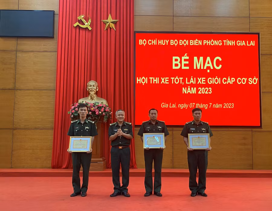 Đại tá Nguyễn Đặng Hùng-Phó Chỉ huy trưởng Bộ Chỉ huy Bộ đội Biên phòng tỉnh trao giải nhất, nhì, ba cho các thí sinh. Ảnh: Kiên Quyết Đại tá Nguyễn Đặng Hùng-Phó Chỉ huy trưởng Bộ Chỉ huy Bộ đội Biên phòng tỉnh trao giải nhất, nhì, ba cho các thí sinh. Ảnh: Kiên Quyết
