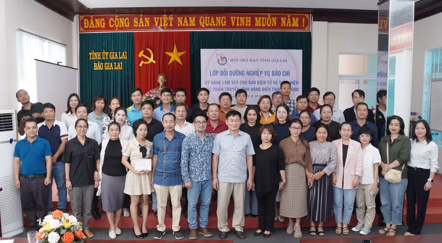 Các học viên chụp hình lưu niệm cùng lãnh đạo Hội Nhà báo tỉnh và giảng viên sau khi hoàn thành lớp bồi dưỡng. Ảnh: Đức Thụy