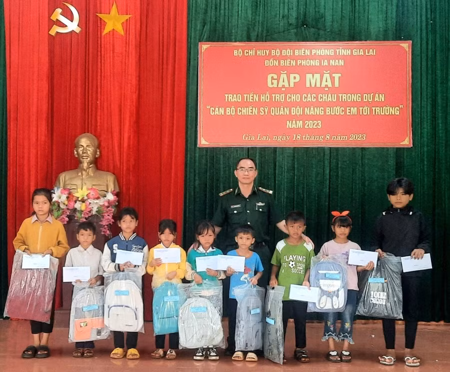 Đại diện lãnh đạo Đồn Biên phòng Ia Nan đã tổ chức gặp mặt, trao tiền, quà hỗ trợ cho các cháu học sinh trong Dự án “Cán bộ, chiến sĩ Quân đội nâng bước em tới trường” năm 2023. Ảnh: Quang Hanh