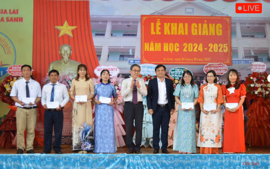 Giám đốc Sở GD-ĐT tỉnh Lê Duy Định (thứ 5 từ trái sang) tặng thưởng cho các giáo viên có thành tích trong ôn thi tốt nghiệp năm 2024. Ảnh:P.D
