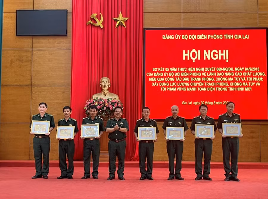 Đại tá Rơ Mah Tuân-Chính ủy Bộ đội Biên phòng tỉnh trao giấy khen cho các cá nhân. Ảnh: Quốc Vinh