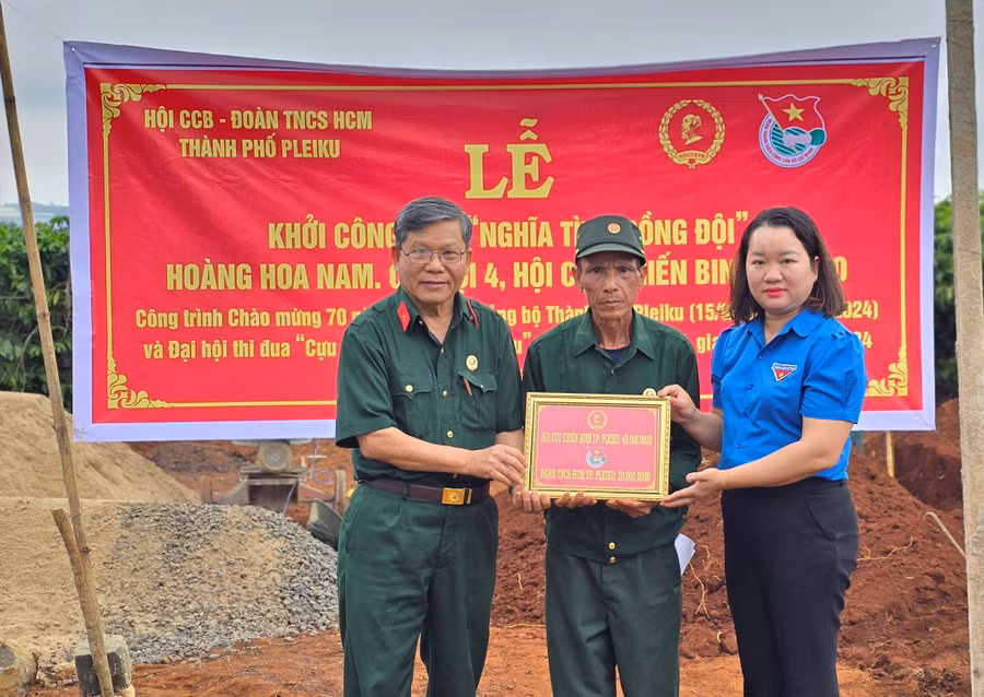 Đại diện Hội Cựu chiến binh Thành phố Pleiku và Thành Đoàn Pleiku trao kinh phí hỗ trợ xây dựng nhà "Nghĩa tình đồng đội" cho cựu chiến binh Hoàng Hoa Nam. Ảnh: P.D