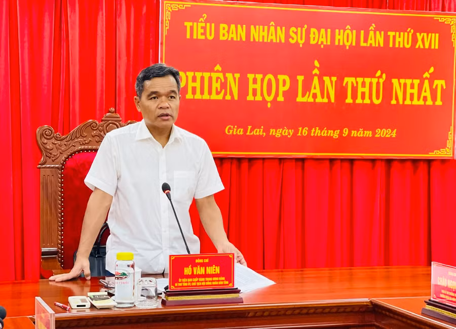 Bí thư Tỉnh ủy Hồ Văn Niên chủ trì phiên họp lần thứ nhất Tiểu ban Nhân sự Đại hội đại biểu Đảng bộ tỉnh lần thứ XVII. Ảnh: P.D