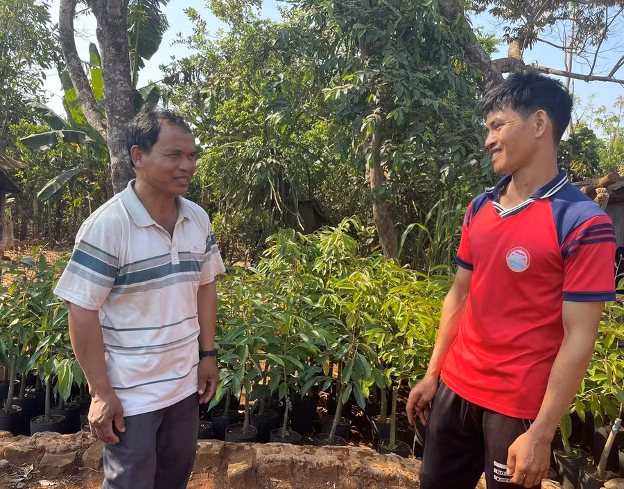 Ông Blach (bên trái) trò chuyện với người dân trong làng. Ảnh: P.D