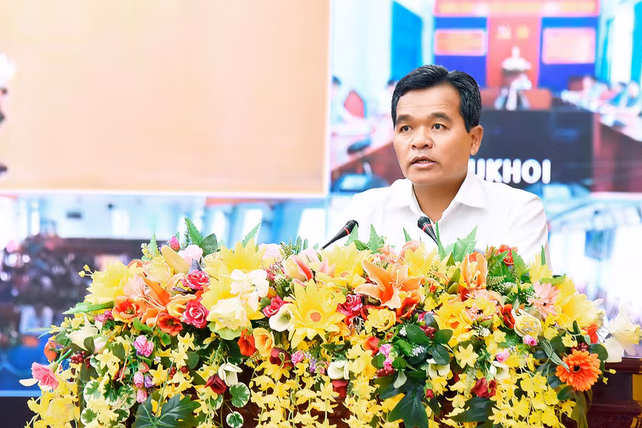 Ủy viên Ban Chấp hành Trung ương Đảng, Bí thư Tỉnh ủy, Chủ tịch HĐND tỉnh Hồ Văn Niên báo cáo kết quả Hội nghị Trung ương 7, khóa XIII. Ảnh: Đức Thụy