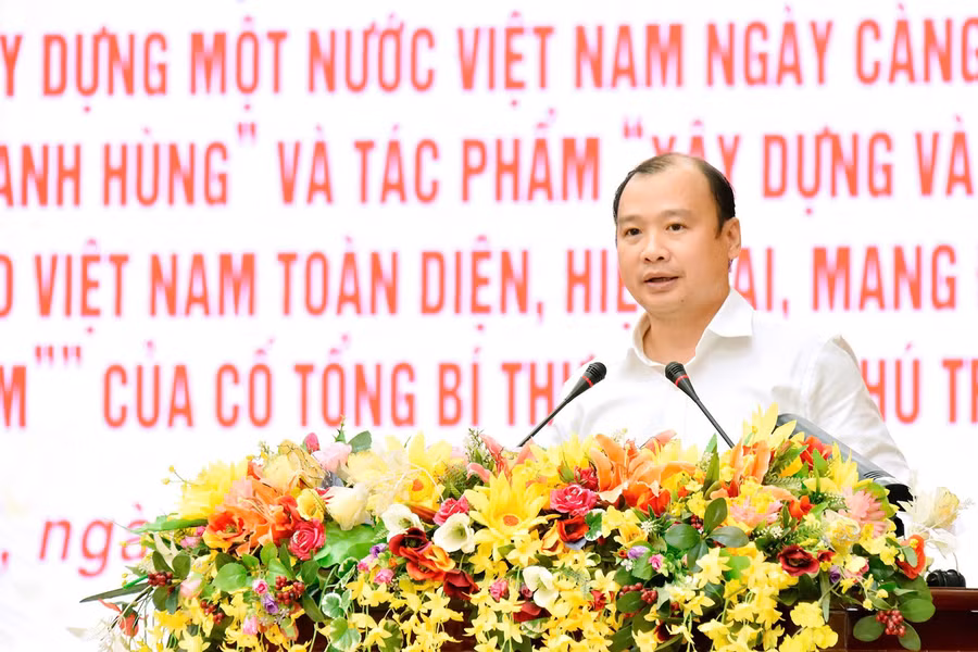 Phó Giáo sư, Tiến sĩ Lê Hải Bình-Ủy viên dự khuyết Ban Chấp hành Trung ương Đảng, Tổng Biên tập Tạp chí Cộng sản trực tiếp quán triệt tại hội nghị. Ảnh: Đức Thụy