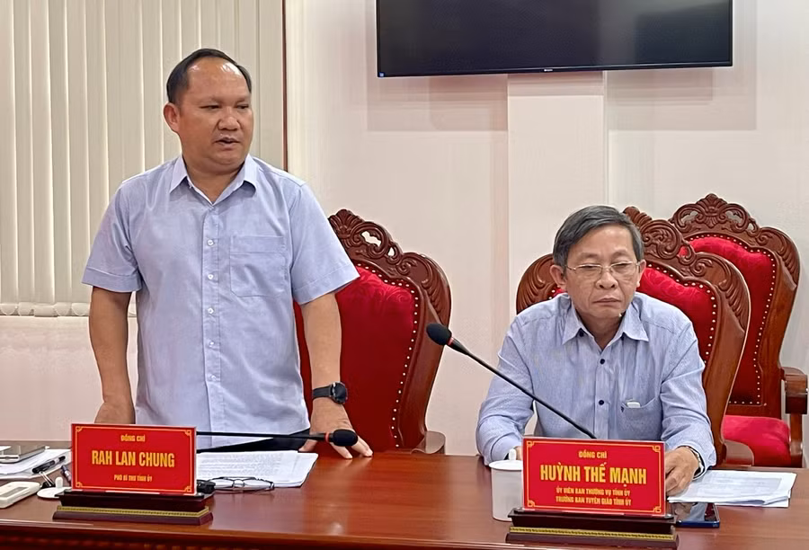 Phó Bí thư Tỉnh ủy, Chủ tịch UBND tỉnh Rah Lan Chung phát biểu tại buổi làm việc. Ảnh: P.D Phó Bí thư Tỉnh ủy, Chủ tịch UBND tỉnh Rah Lan Chung phát biểu tại buổi làm việc. Ảnh: P.D