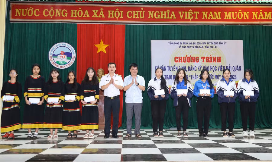 10 học sinh có hoàn cảnh khó khăn, vươn lên trong học tập được nhận học bổng "Thắp sáng ước mơ". Ảnh: Công Hoan