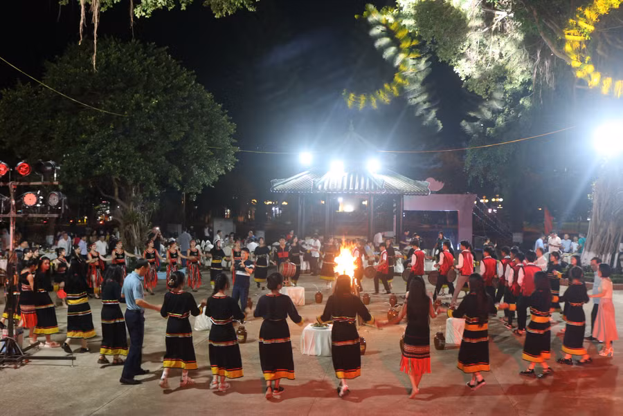 Các đại biểu cùng tham gia múa xoang quanh lửa trại với các em học sinh Trường Phổ thông dân tộc nội trú tỉnh. Ảnh: P.D