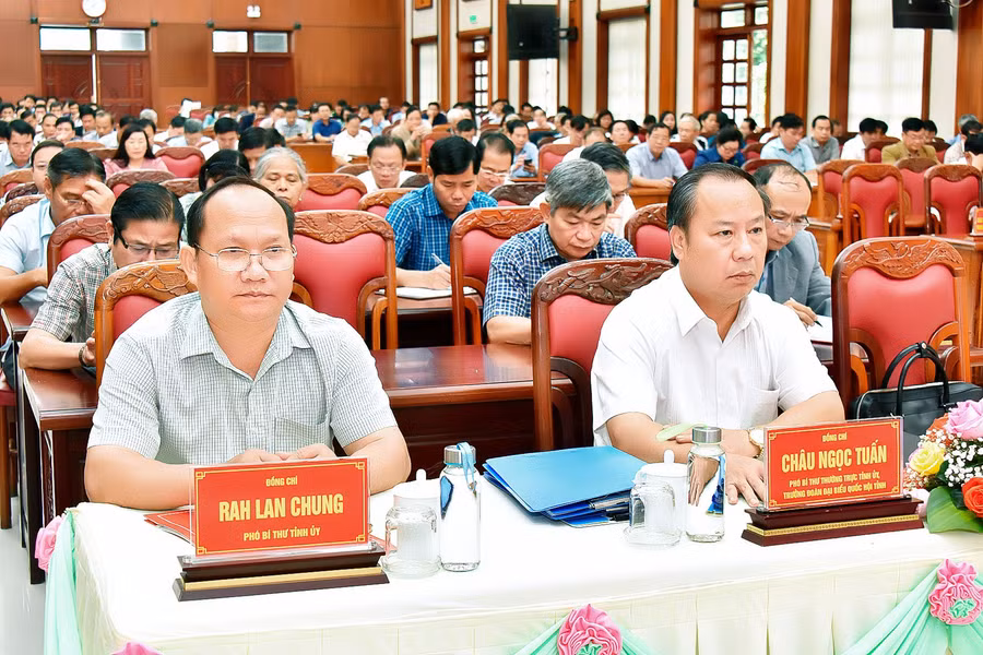 Cán bộ chủ chốt nghe thông báo kết quả Hội nghị Trung ương tám và học tập, quán triệt văn bản của Đảng ảnh 2