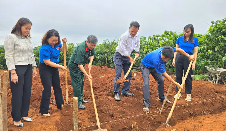 Đại diện Hội Cựu chiến binh thành phố Pleiku và Thành Đoàn Pleiku khởi công xây dựng nhà "Nghĩa tình đồng đội" cho hội viên cựu chiến binh Hoàng Hoa Nam. Ảnh: P.D