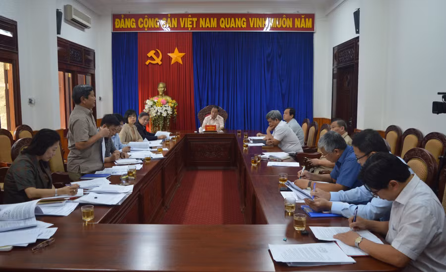 Các thành viên Tổ giúp việc Ban Thường vụ Tỉnh ủy triển khai Kế hoạch số 70-KH/TU thảo luận tại cuộc họp. Ảnh: Anh Huy