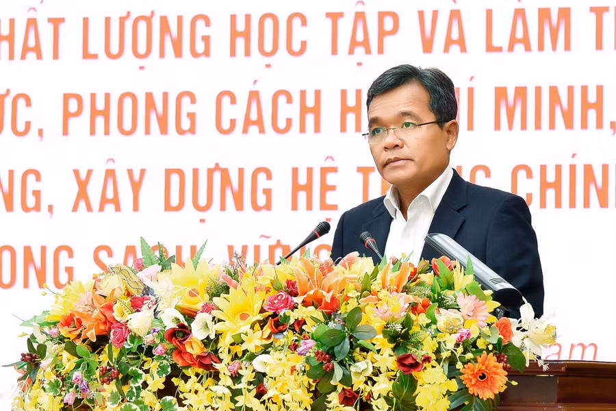 Đồng chí Hồ Văn Niên-Ủy viên Ban Chấp hành Trung ương Đảng, Bí thư Tỉnh ủy, Chủ tịch HĐND tỉnh phát biểu tại hội thảo. Ảnh: Đức Thụy