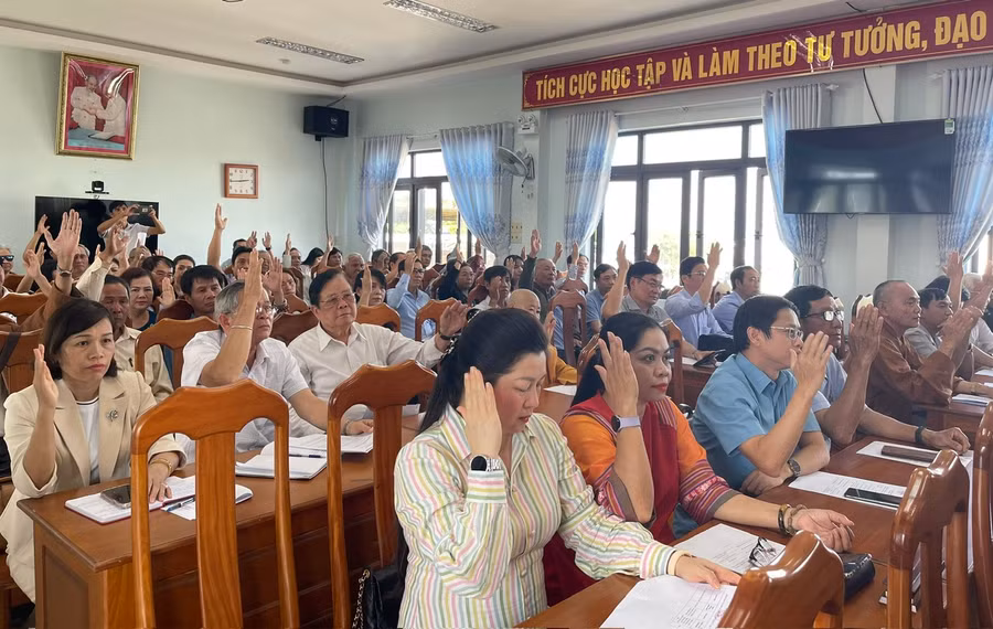 Các vị Ủy viên Ủy ban MTTQ Việt Nam tỉnh khóa X biểu quyết thống nhất hiệp thương cử ông Trần Minh Sơn tham gia Ủy viên Ủy ban MTTQ Việt Nam tỉnh và giữ chức Chủ tịch Ủy ban MTTQ Việt Nam tỉnh khóa X, nhiệm kỳ 2019- 2024. Ảnh: P.D