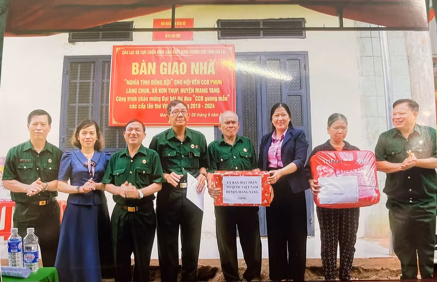 Đại diện lãnh đạo Hội Cựu chiến binh tỉnh và lãnh đạo huyện Mang Yang bàn giao nhà "Nghĩa tình đồng đội" cho gia đình hội viên Phun (làng Chuk). Ảnh: ĐVCC Đại diện lãnh đạo Hội Cựu chiến binh tỉnh và lãnh đạo huyện Mang Yang bàn giao nhà "Nghĩa tình đồng đội" cho gia đình hội viên Phun (làng Chuk). Ảnh: ĐVCC