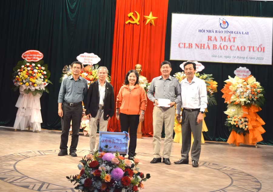 Nhà báo Đặng Huy Cường-Giám đốc Đài Phát thanh-Truyền hình tỉnh (bên trái) và nhà báo Lương Văn Danh-Phó Tổng Biên tập Báo Gia Lai (bên phải) tặng quà chúc mừng Câu lạc bộ. Ảnh: Anh Huy Nhà báo Đặng Huy Cường-Giám đốc Đài Phát thanh-Truyền hình tỉnh (bên trái) và nhà báo Lương Văn Danh-Phó Tổng Biên tập Báo Gia Lai (bên phải) tặng quà chúc mừng Câu lạc bộ. Ảnh: Anh Huy