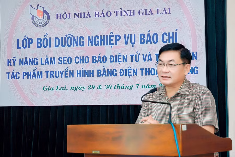 Nhà báo Huỳnh Kiên-Tổng Biên tập Báo Gia Lai, Chủ tịch Hội Nhà báo tỉnh phát biểu tại lớp bồi dưỡng nghiệp vụ. Ảnh: Đức Thụy