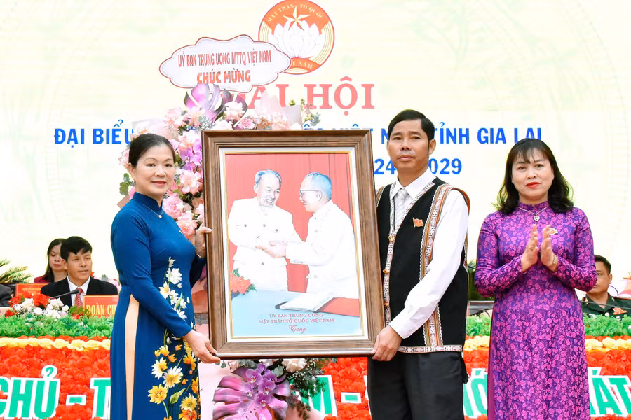 Phó Chủ tịch Ủy ban Trung ương MTTQ Việt Nam Trương Thị Ngọc Ánh (bên trái) trao tặng bức ảnh Bác Hồ và Bác Tôn cho Mặt trận TQVN tỉnh Gia Lai. Ảnh: Đ.T