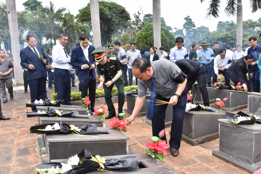 Phó Bí thư Tỉnh ủy Rah Lan Chung và các đại biểu thắp nhang cho các phần mộ liệt sĩ. Ảnh: Đức Thụy Phó Bí thư Tỉnh ủy Rah Lan Chung và các đại biểu thắp nhang cho các phần mộ liệt sĩ. Ảnh: Đức Thụy