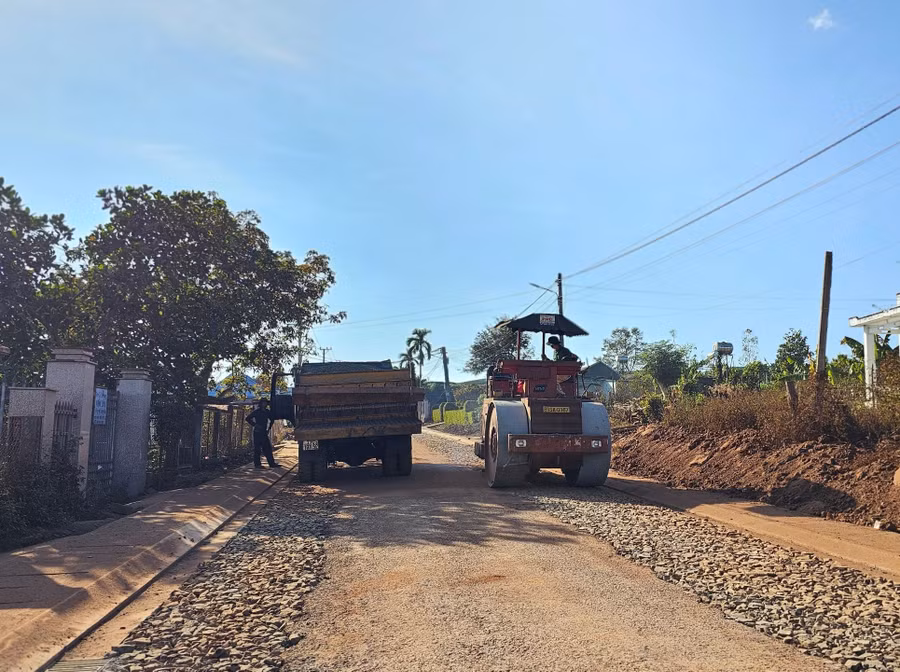 Với sự chung sức, đồng lòng của người dân, nhiều tuyến đường đã và đang được mở rộng, nâng cấp. Ảnh: P.D