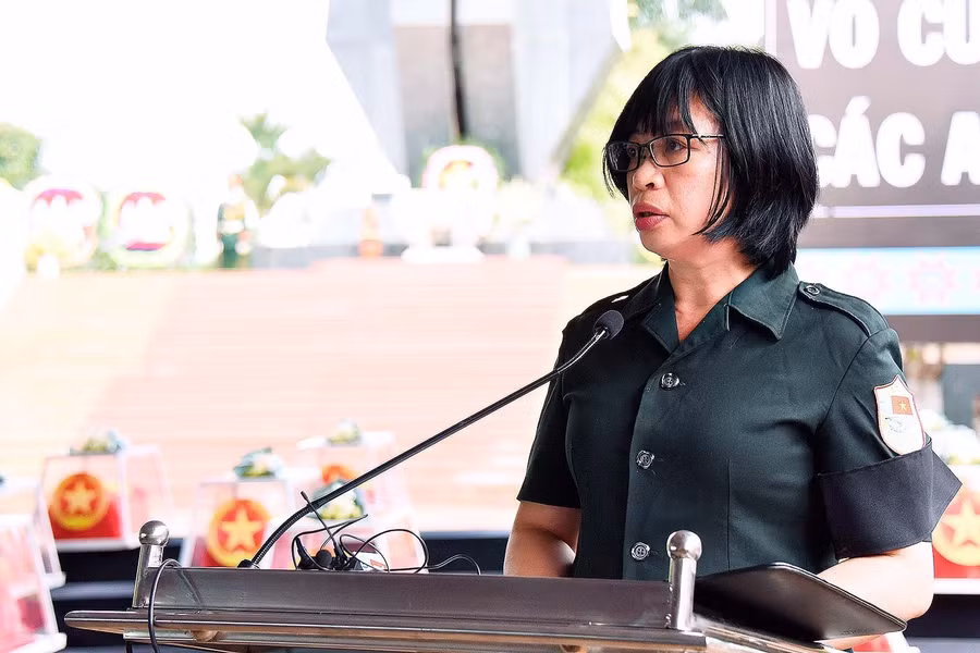 Phó Chủ tịch UBND tỉnh Nguyễn Thị Thanh Lịch đọc điếu văn tại lễ truy điệu. Ảnh: Đức Thụy