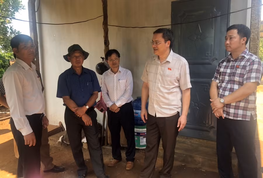 Phó Chủ tịch Hội đồng Dân tộc của Quốc hội Quàng Văn Hương (thứ 2 từ phải qua) cùng các thành viên tổ công tác và lãnh đạo địa phương đi kiểm tra thực tế. Ảnh: Anh Huy