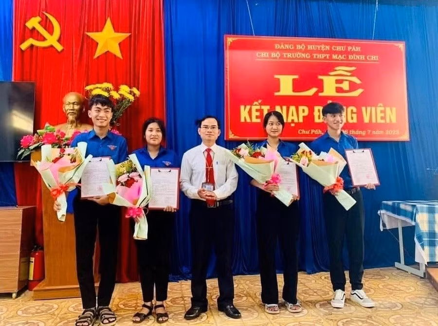 Chi bộ Trường THPT Mạc Đĩnh Chi tổ chức lễ kết nạp đảng viên mới. Ảnh: Anh Huy