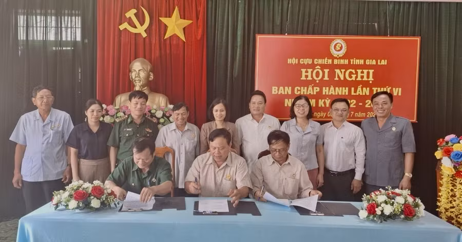 Đại diện các cụm thi đua ký kết phong trào thi đua "xóa nhà tạm, nhà dột nát". Ảnh: P.D