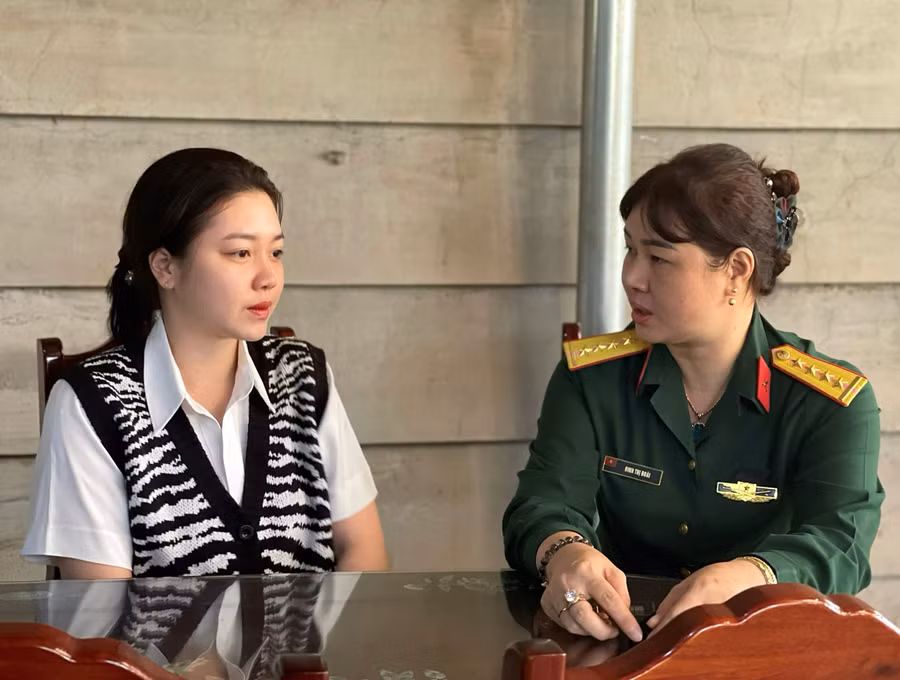 Đại úy QNCN Đinh Thị Đoài chia sẻ với con về những khó khăn, thử thách trong môi trường mới và động viên con trước lúc lên đường. Ảnh: P.D Đại úy QNCN Đinh Thị Đoài chia sẻ với con về những khó khăn, thử thách trong môi trường mới và động viên con trước lúc lên đường. Ảnh: P.D