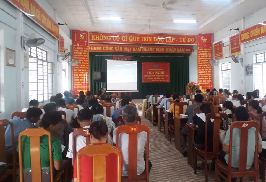 Các đại biểu tham gia hội nghị tập huấn phát triển nhân lực thương mại tại huyện Phú Thiện. Ảnh: T.Hoa