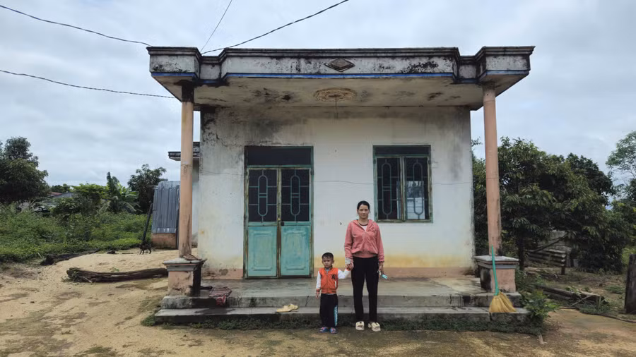 Căn nhà cũ kỹ là nơi 4 người trong gia đình em Rơ Châm Triệu đang sinh sống. Ảnh: Ngọc Duy Căn nhà cũ kỹ là nơi 4 người trong gia đình em Rơ Châm Triệu đang sinh sống. Ảnh: Ngọc Duy
