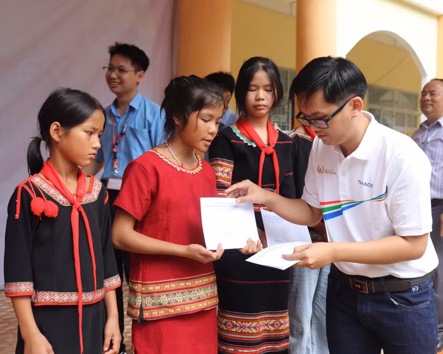 Em Nguyễn Quốc Nhật Minh (học sinh lớp 12C2A, Trường THPT Chuyên Hùng Vương) đại diện trường trao học bổng cho các em học sinh. Ảnh: Lạc Hà