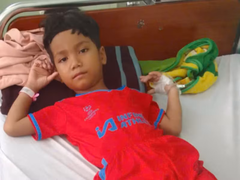 Em Rơ Châm Triệu đang rất cần được hỗ trợ để điều trị bệnh tim bẩm sinh và sán não. Ảnh: Đồng Lai Em Rơ Châm Triệu đang rất cần được hỗ trợ để điều trị bệnh tim bẩm sinh và sán não. Ảnh: Đồng Lai