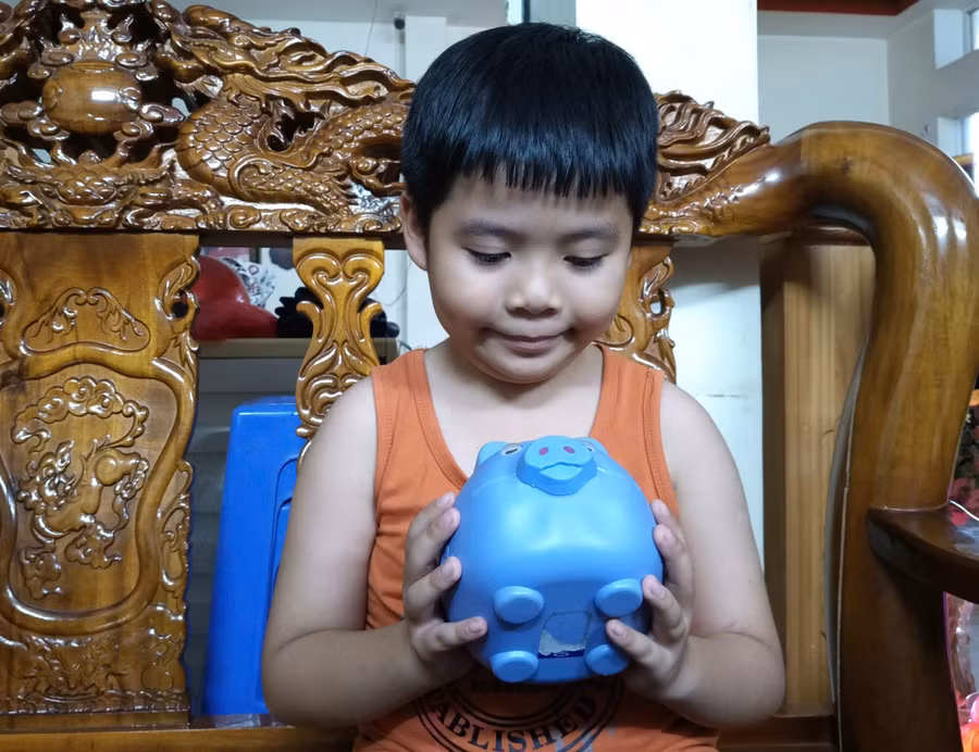 Bé Mai Gia Phúc (8 tuổi; tổ 4, phường Tây Sơn, TP. Pleiku) đã nhờ mẹ gửi số tiền 1 triệu đồng trong heo đất của mình quyên góp hỗ trợ. Ảnh: Đồng Lai Bé Mai Gia Phúc (8 tuổi; tổ 4, phường Tây Sơn, TP. Pleiku) đã nhờ mẹ gửi số tiền 1 triệu đồng trong heo đất của mình quyên góp hỗ trợ. Ảnh: Đồng Lai