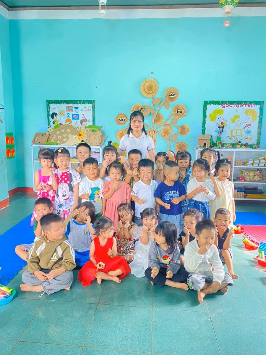 Cô giáo Vũ Thị Linh-giáo viên Trường Mẫu giáo Hra-cùng học trò. Ảnh: NVCC Cô giáo Vũ Thị Linh-giáo viên Trường Mẫu giáo Hra-cùng học trò. Ảnh: NVCC
