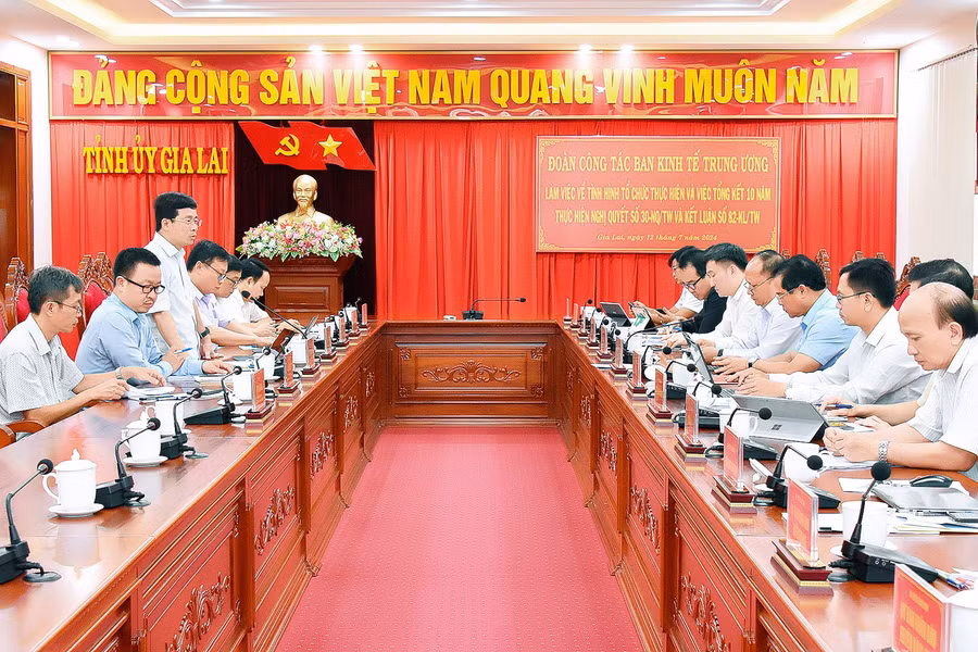Quang cảnh đoàn công tác Ban Kinh tế Trung ương làm việc với Thường trực Tỉnh ủy. Ảnh: Đức Thụy