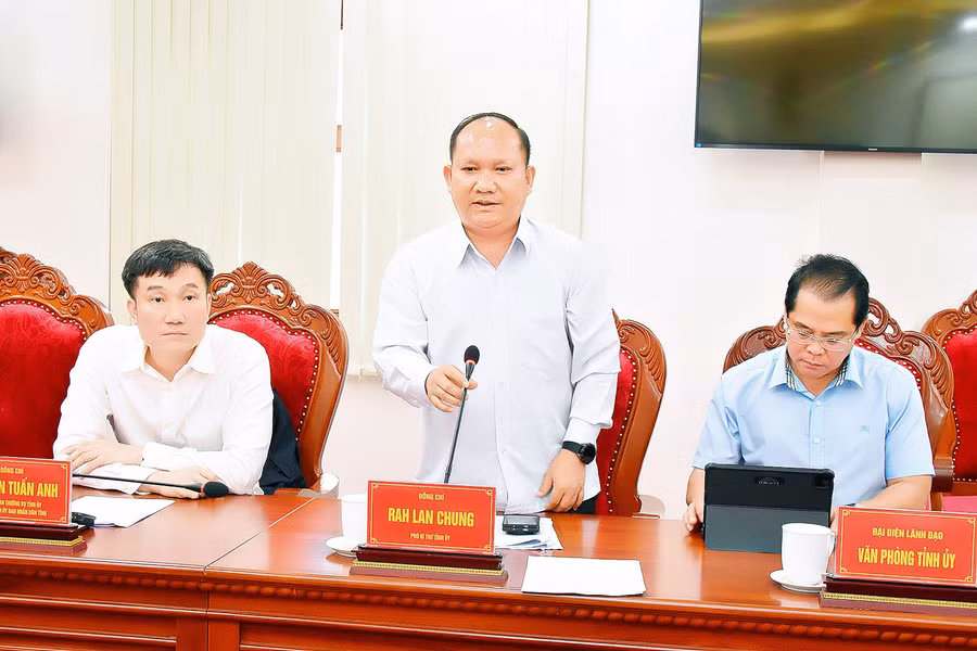 Phó Bí thư Tỉnh ủy Rah Lan Chung phát biểu tại buổi làm việc với Đoàn công tác Ban Kinh tế Trung ương. Ảnh: Đức Thụy