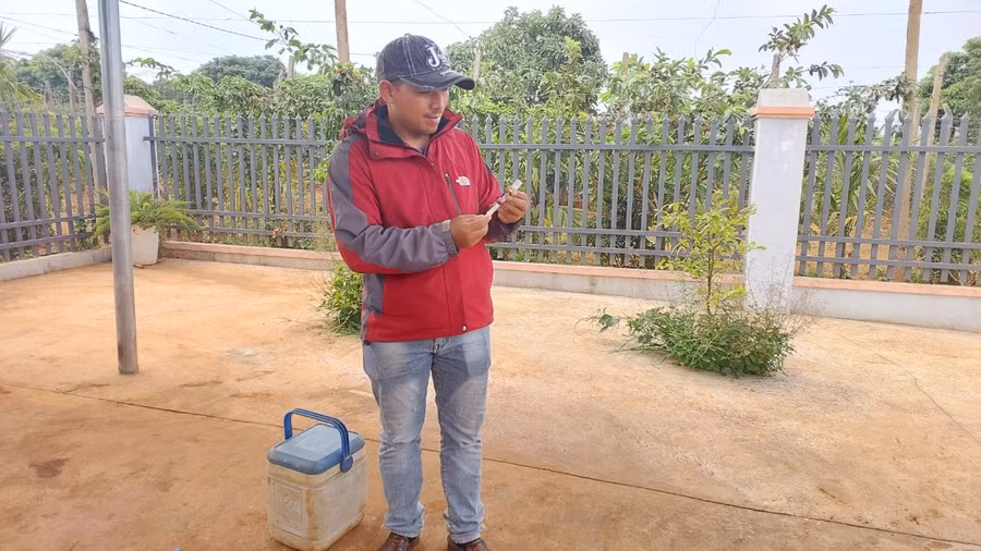 Ông Rowlan Hyum- cán bộ thú y xã Ia Tiêm đang chuẩn bị tiêm phòng cho đàn chó, mèo xã Ia Glai.Ảnh: Nguyễn Diệp