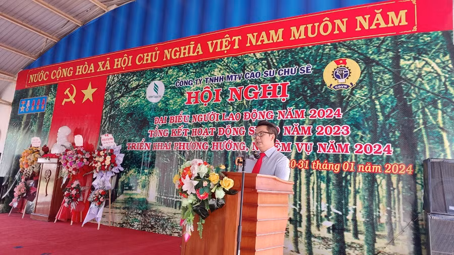 Ông Lê Đình Bửu Trí-Phó Tổng giám đốc Tập đoàn Công nghiệp Cao su Việt Nam biểu dương những kết quả đạt được của Công ty TNHH một thành viên Cao su Chư Sê trong năm 2023. Ảnh: Nguyễn Diệp
