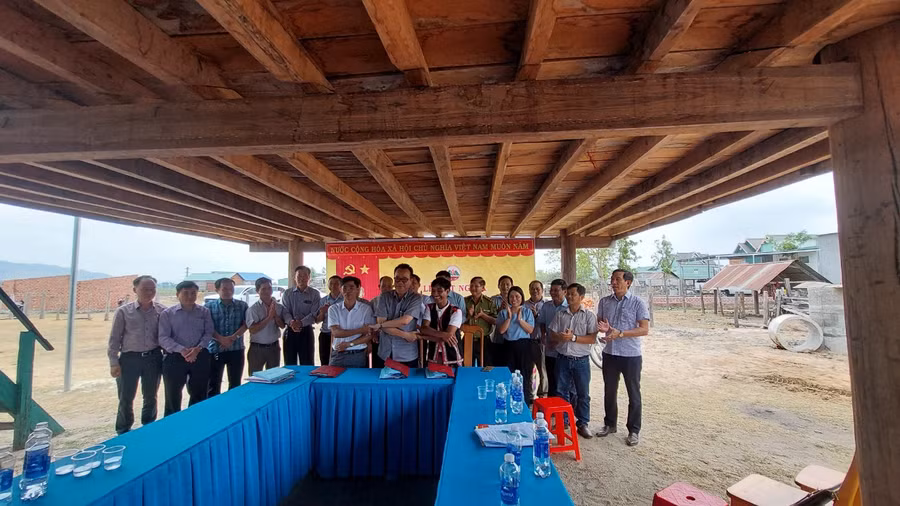 Lãnh đạo Sở Nông nghiệp và PTNT cùng Đại diện Thôn 5 gắn chặt đoàn kết. Ảnh: Nguyễn Diệp Lãnh đạo Sở Nông nghiệp và PTNT cùng Đại diện Thôn 5 gắn chặt đoàn kết. Ảnh: Nguyễn Diệp