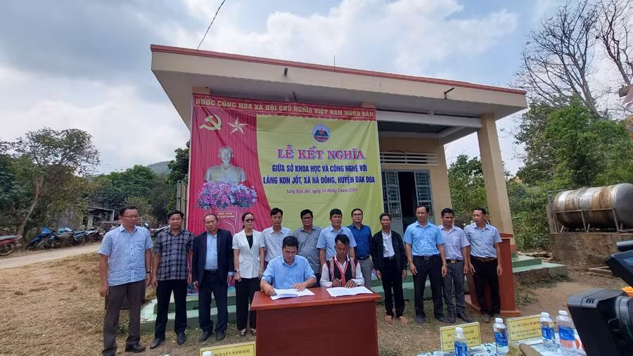 Quang cảnh buổi ký kết lễ kết nghĩa giữa Sở Khoa học và Công nghệ với làng Kon Jốt. Ảnh: Nguyễn Diệp