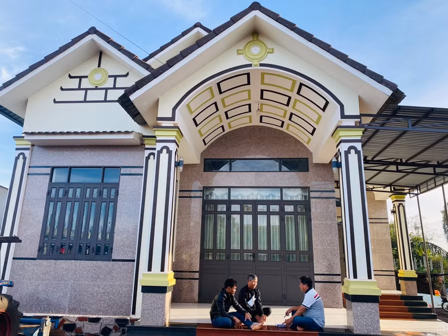 Căn nhà mái Thái của ông Thach xây dựng trị giá hơn 800 triệu đồng. Ảnh: Nguyễn Diệp. Căn nhà mái Thái của ông Thach xây dựng trị giá hơn 800 triệu đồng. Ảnh: Nguyễn Diệp.