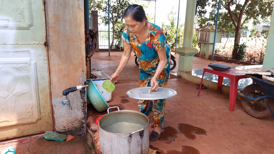 Mỗi ngày giếng đào của gia đình bà Bé chỉ bơm được hơn 20 lít nước. Ảnh: Nguyễn Diệp