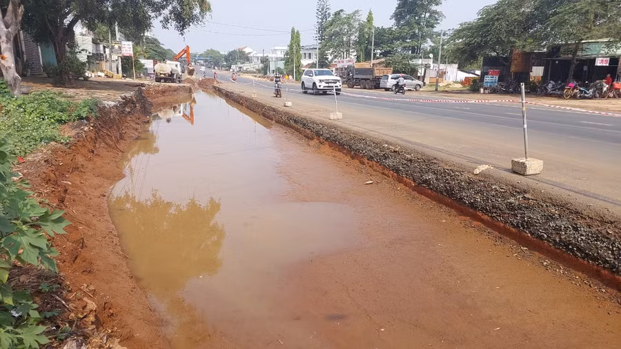 Nước mực tồn đọng khu vực Quốc lộ 19 đang thi công mương thoát nước đoạn qua xã Chư Á( TP.Pleiku. Ảnh: Nguyễn Diệp