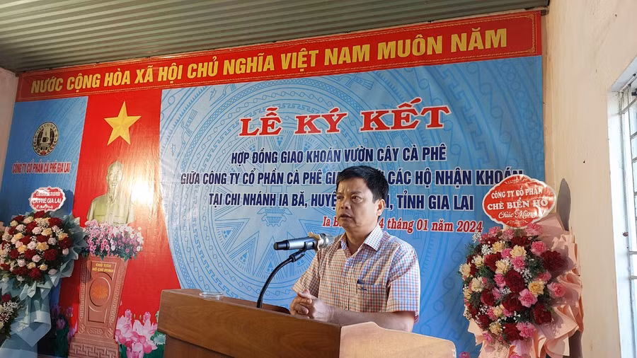 Phó Chủ tịch UBND tỉnh Nguyễn Hữu Quế phát biểu tại lễ ký kết giao khoán vườn cây. Ảnh: Nguyễn Diệp